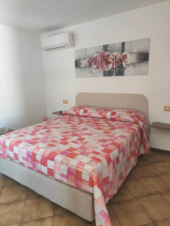 sypialnia z łóżkiem z kocem w kratę w obiekcie B&B Oliva w mieście Scala
