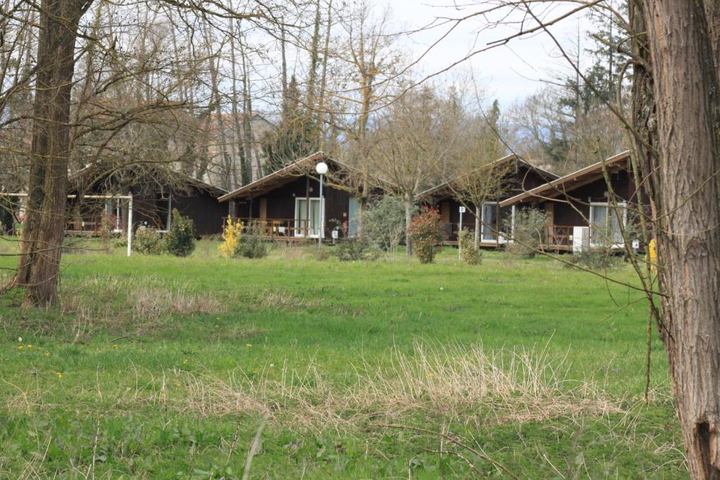 a house in the middle of a field at CAMPING DE LA CHALARONNE in Saint-Didier-sur-Chalaronne