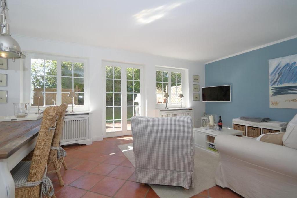 a living room with a couch and a table at Sylter-Zuhause-Munkmarsch in Munkmarsch