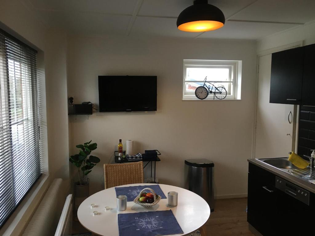 Huize Kruiz - Two-Bedroom Apartment