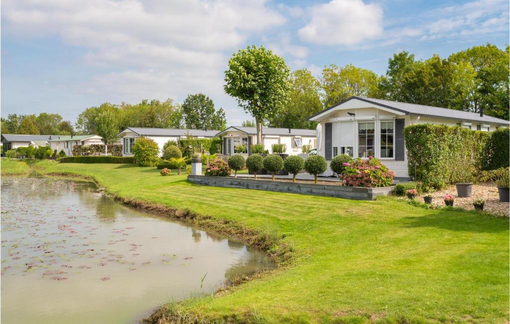 una casa con un río delante de ella en Awesome Home In De Heen With Wifi, en De Heen