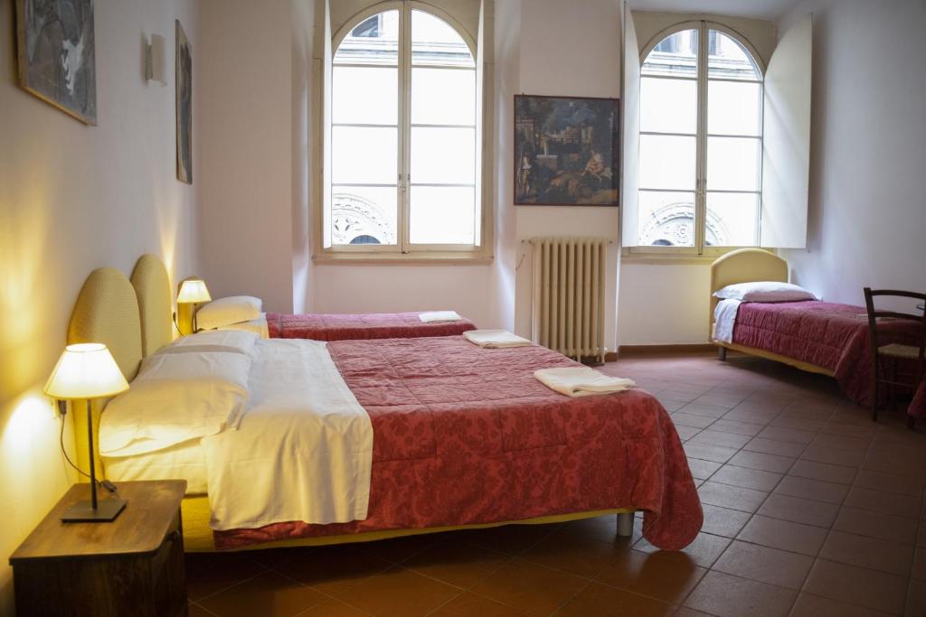 een slaapkamer met 2 bedden en 2 ramen bij Ferdinando II De' Medici in Florence