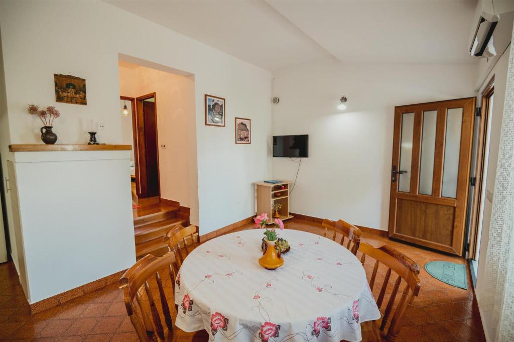 TV a/nebo společenská místnost v ubytování Apartments Antun