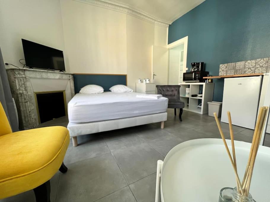 1 dormitorio con 1 cama, 1 mesa y 1 silla en Key-s Meaux/Suite 5 Saphir/centre/Disney, en Meaux