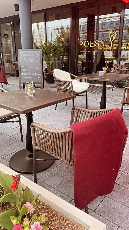 Restaurace v ubytování Hotel Poellners 20 min von München Hbf