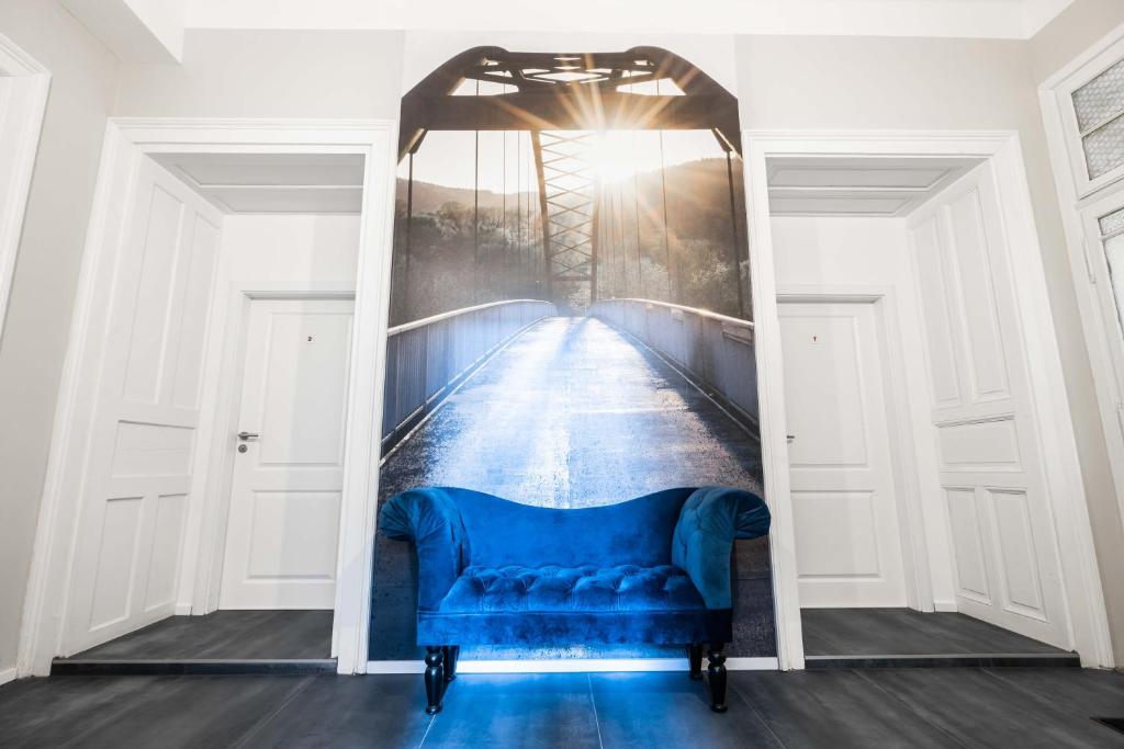 un divano blu in una stanza con corridoio di 4flats a Maribor