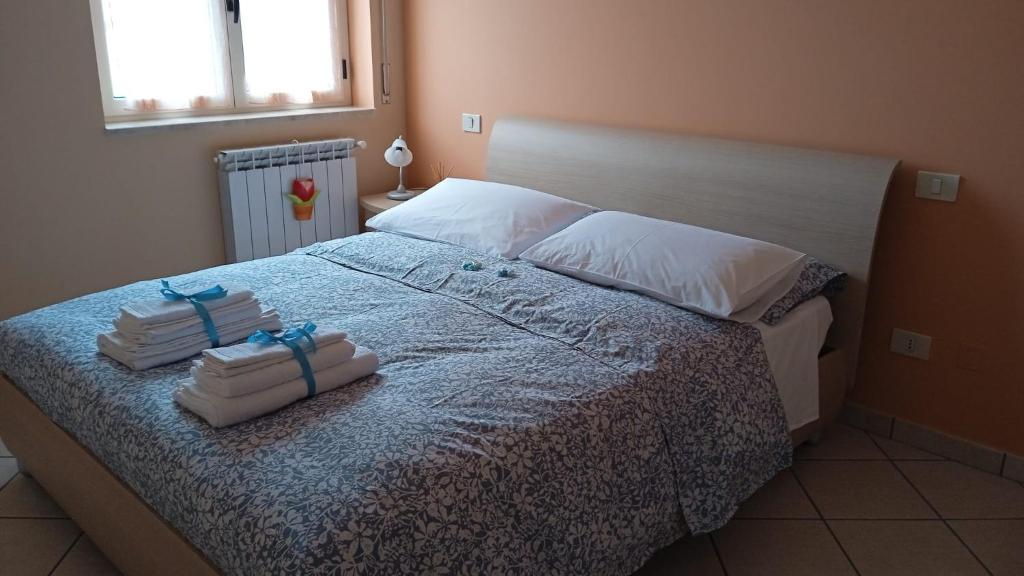 - une chambre avec un lit et 2 serviettes dans l'établissement A casa da Ivana, à Vasto