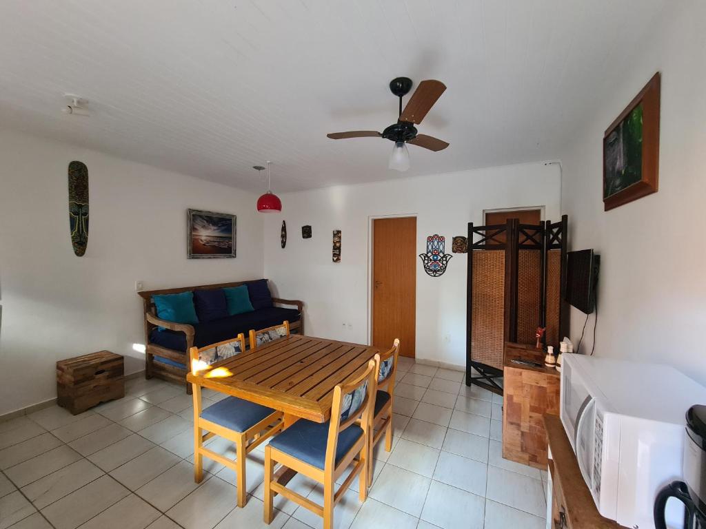 a living room with a table and chairs and a bed at Flat 31 SUN HOUSE Maresias in Maresias