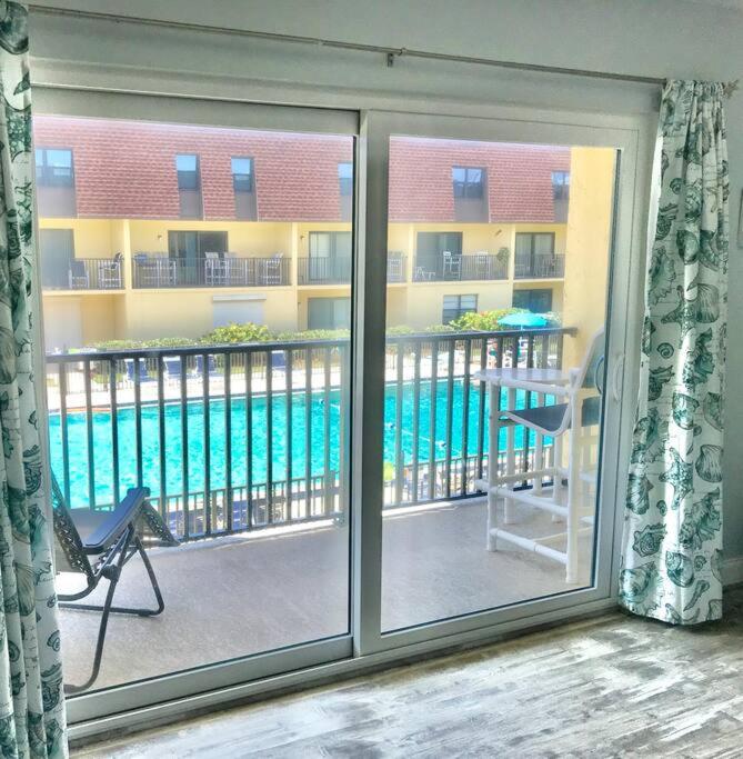 Μπαλκόνι ή βεράντα στο Condo By The Sea!