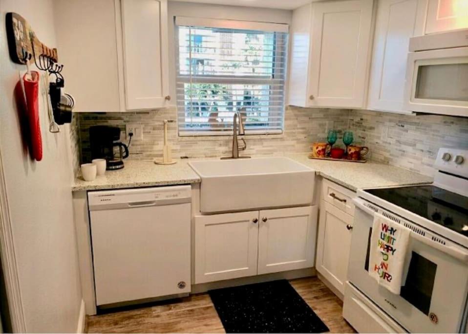 Η κουζίνα ή μικρή κουζίνα στο Condo By The Sea!