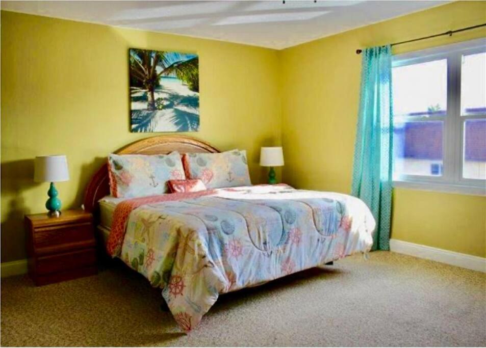 Ένα ή περισσότερα κρεβάτια σε δωμάτιο στο Condo By The Sea!