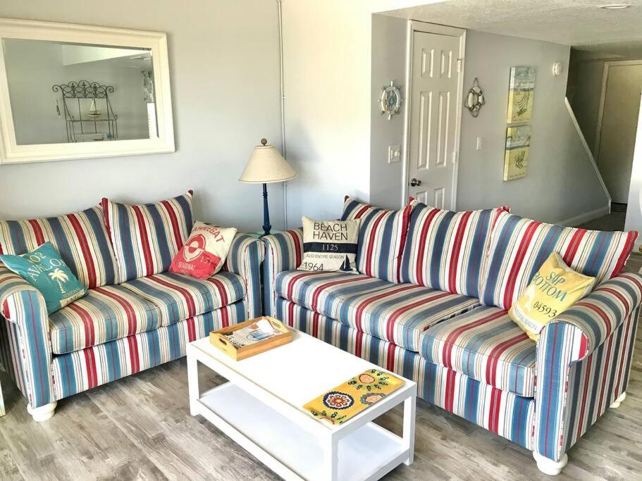 Χώρος καθιστικού στο Condo By The Sea!