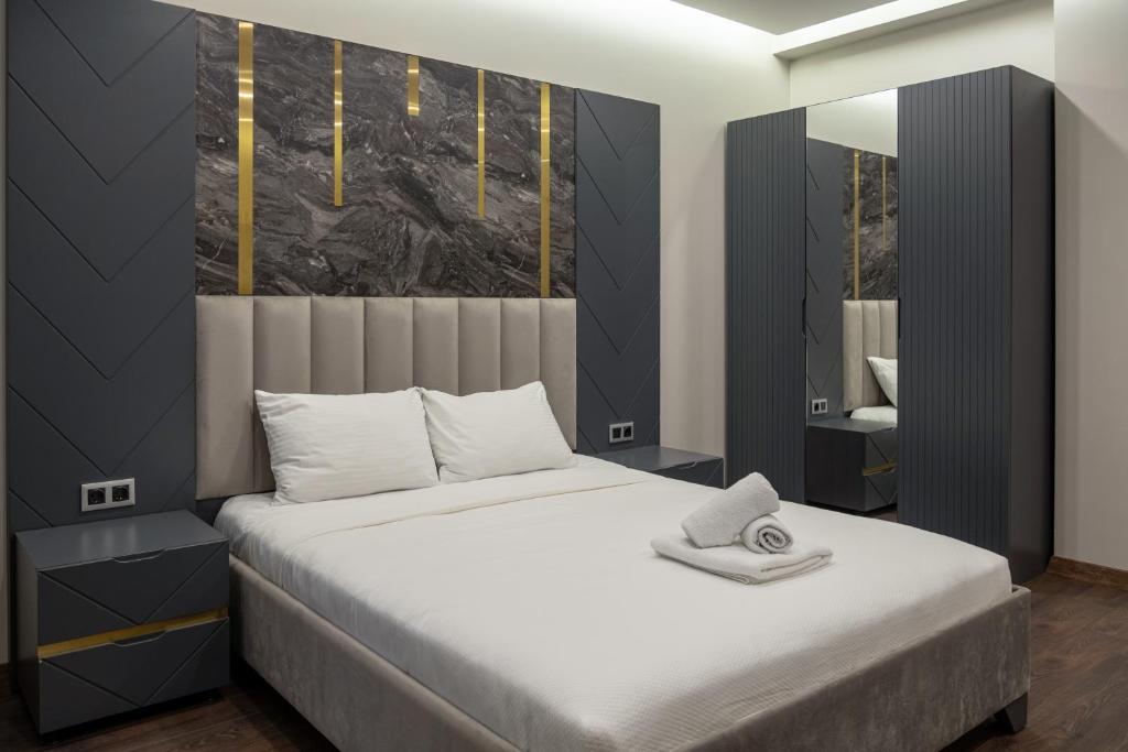 イスタンブールにあるNm Suites Beyogluのベッドルーム(大型ベッド1台、鏡付)
