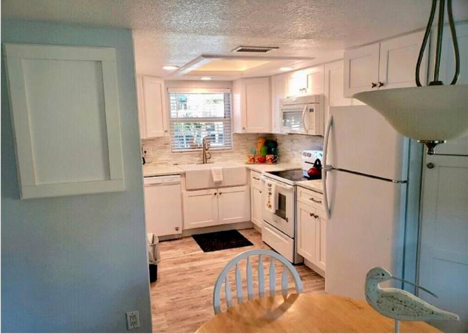 Η κουζίνα ή μικρή κουζίνα στο Condo By The Sea!