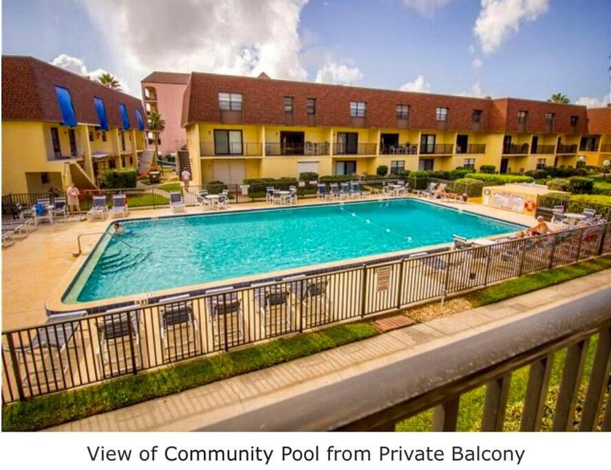 Πισίνα στο ή κοντά στο Condo By The Sea!