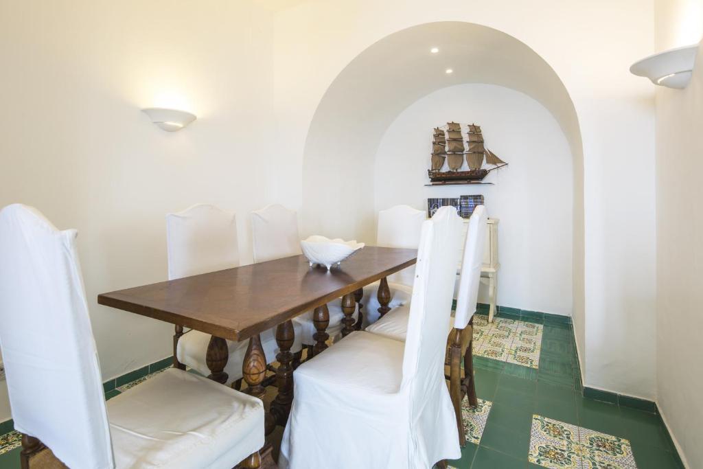 A seating area at Estate4home - Villa San Montano
