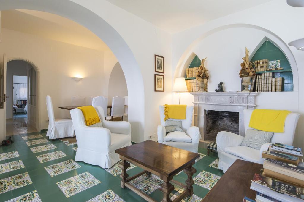 A seating area at Estate4home - Villa San Montano
