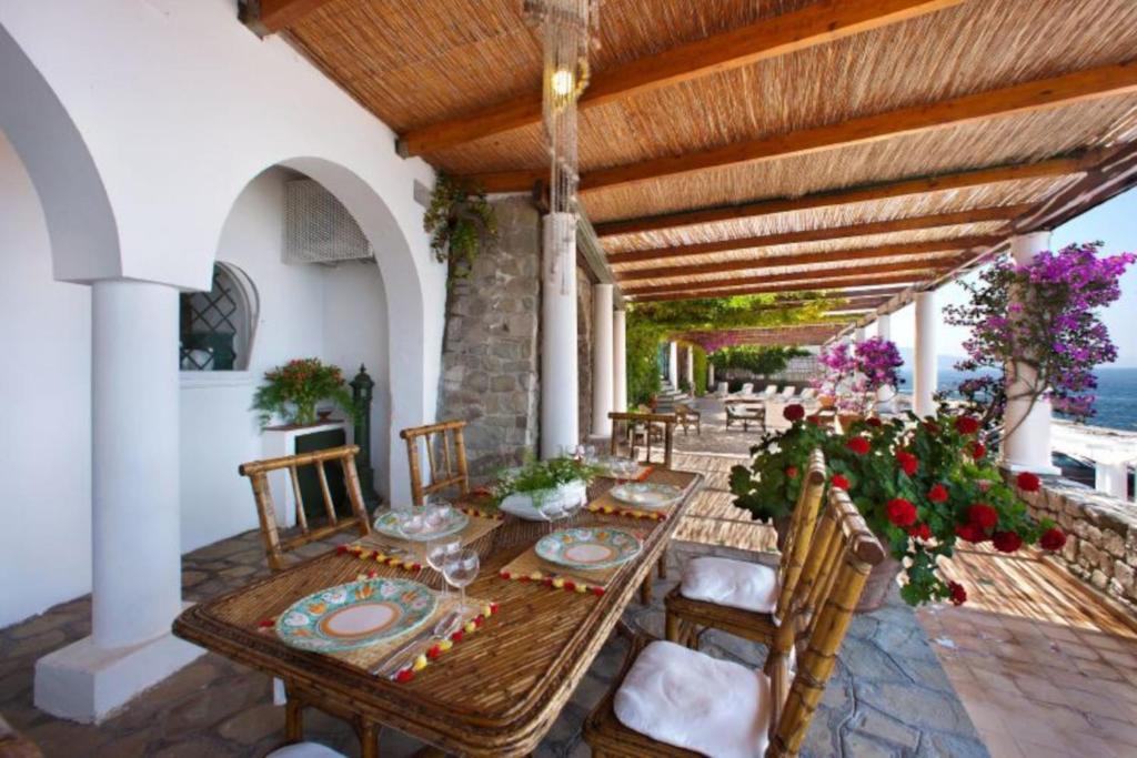 A seating area at Estate4home - Villa San Montano