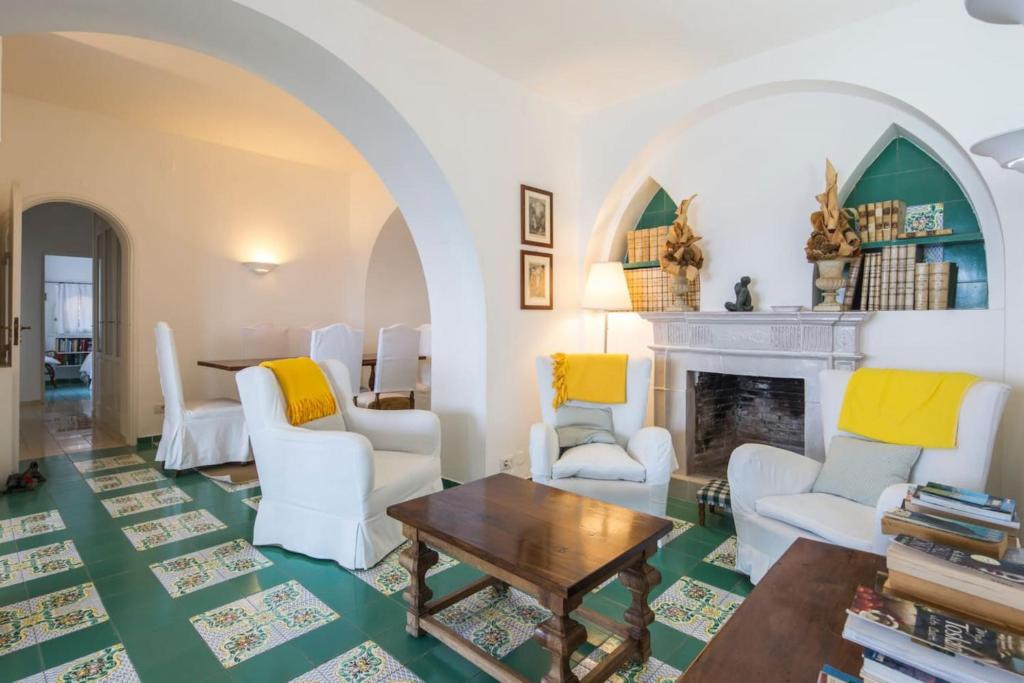 A seating area at Estate4home - Villa San Montano