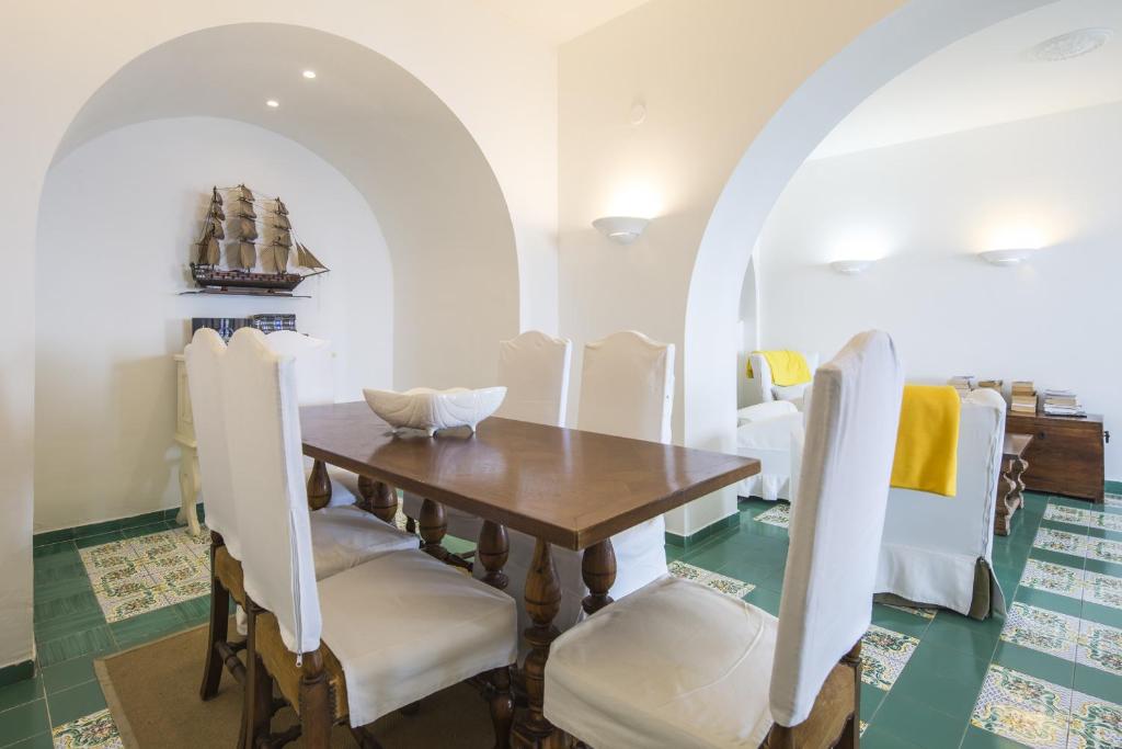 A seating area at Estate4home - Villa San Montano