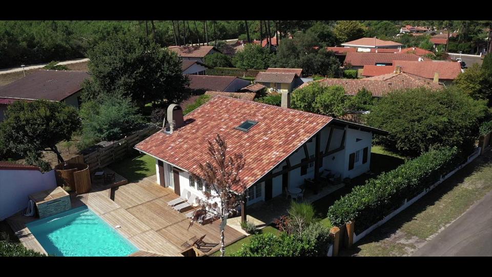 an aerial view of a house with a swimming pool at VILLA LA PAVOTTE 4* 11 PERSONNES.PISCINE CHAUFFEE.JACCUZY OPTION. in Mimizan