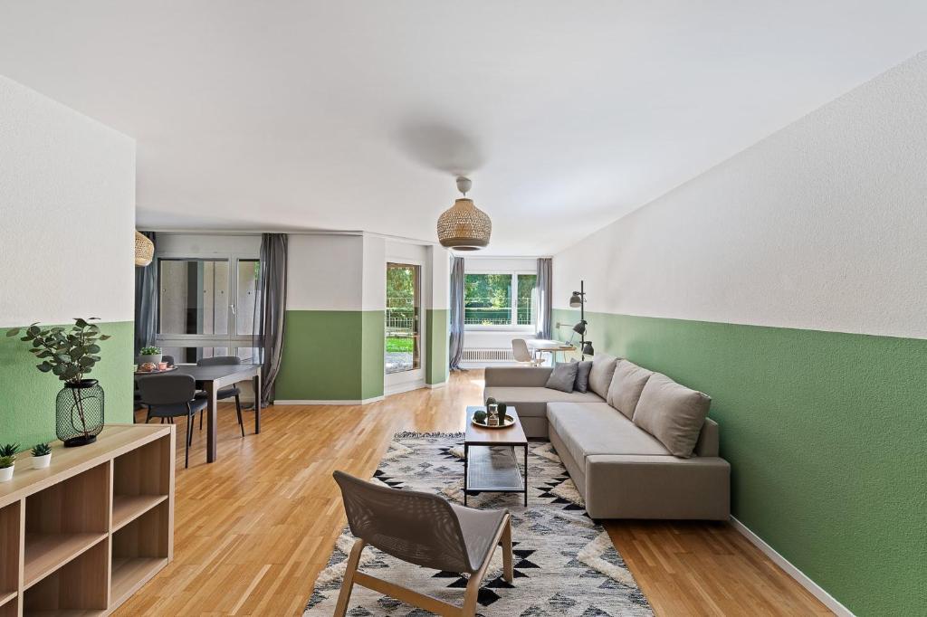 蘇黎世的住宿－Beautiful Boutique Apartment DRAHTZUG14，带沙发和绿色墙壁的客厅