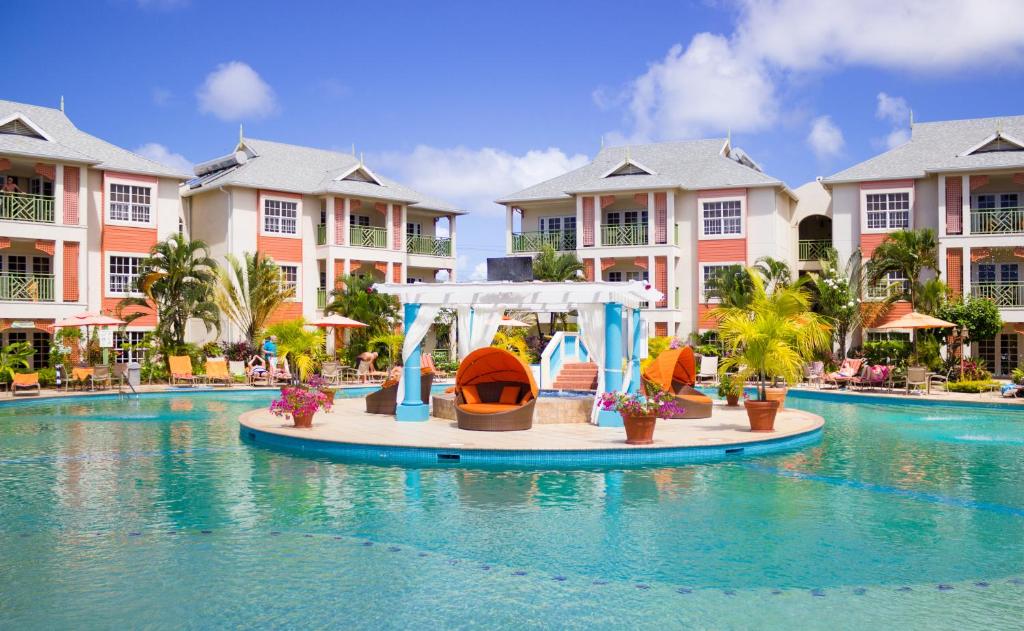 una piscina en un complejo con un cenador en el agua en Bay Gardens Beach Resort & Spa, en Gros Islet