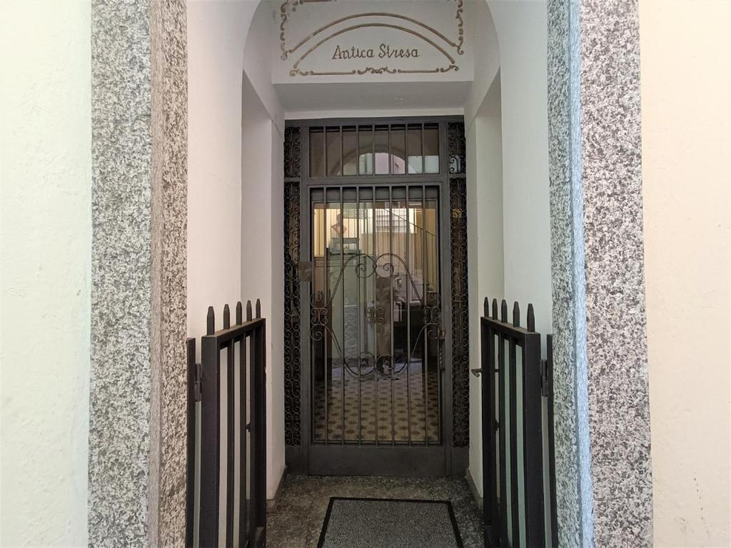 un ingresso a un edificio con porta girevole di Antica Stresa a Stresa