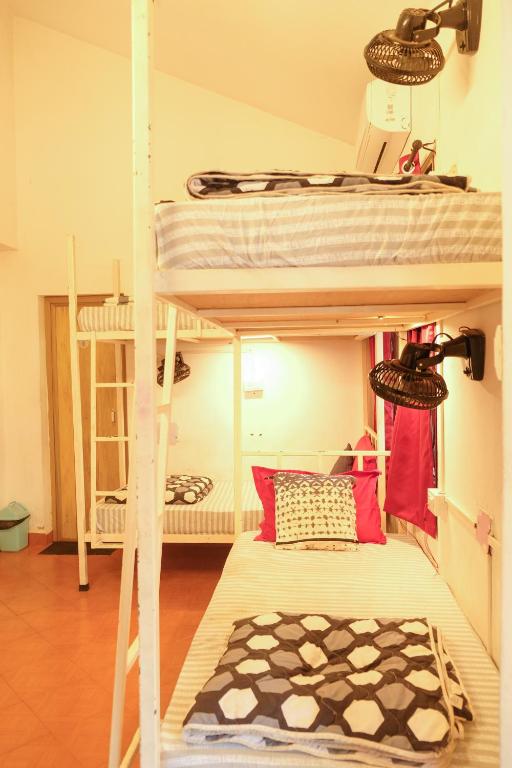Postel nebo postele na pokoji v ubytování Mitra Hostel Vagator
