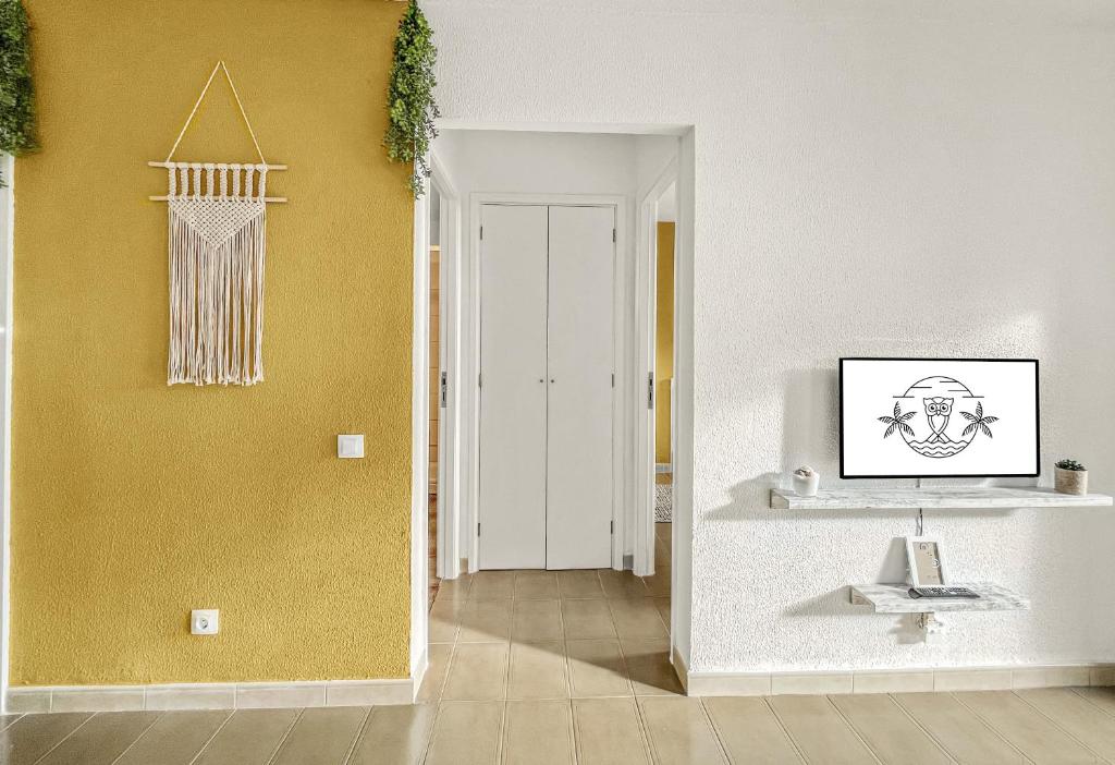 TV a/nebo společenská místnost v ubytování Beach Apartment with Stunning Ocean Views