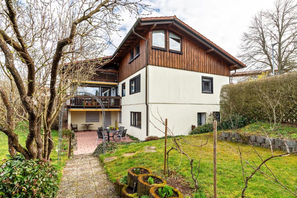 een groot wit huis met een houten dak bij Wächtersberg in Wildberg