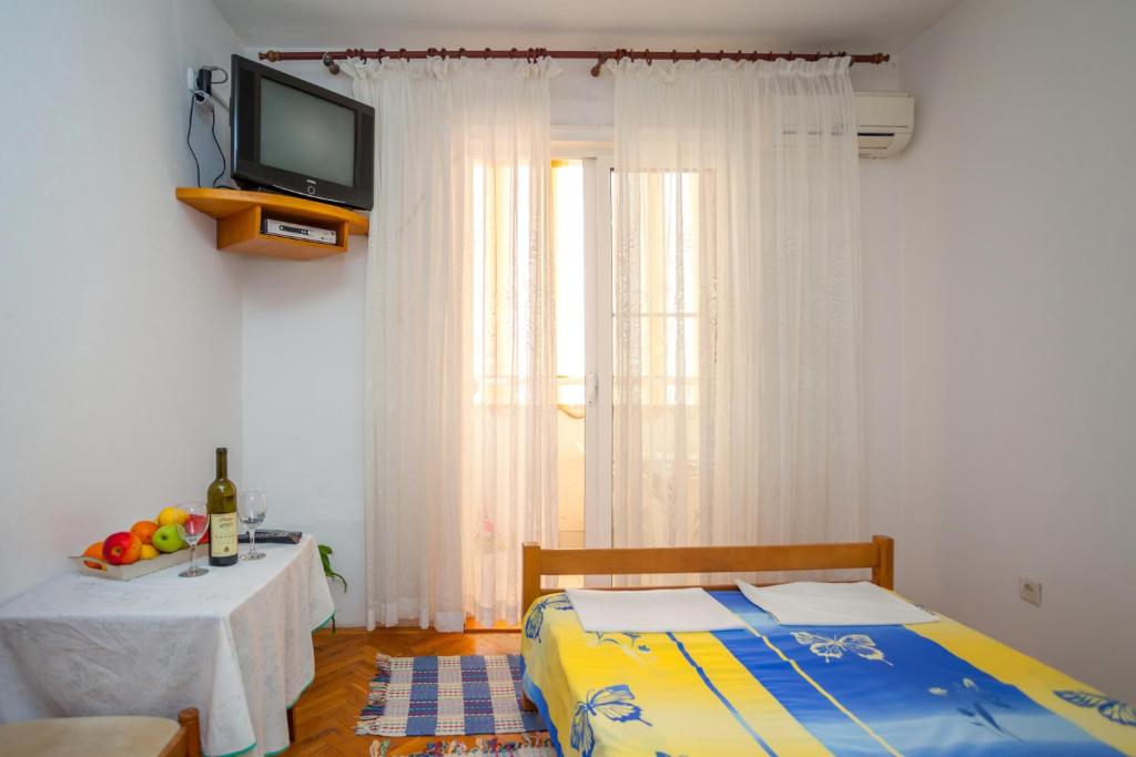 En eller flere senge i et værelse på Apartments Marko