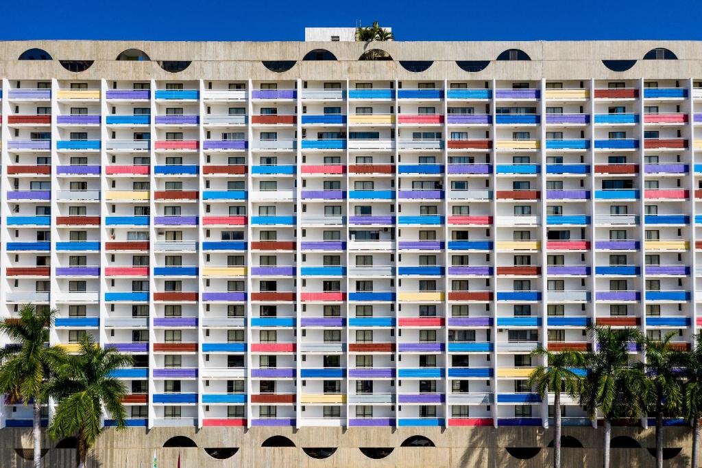 um edifício de apartamentos com varandas coloridas na praia em St Paul Plaza Hotel em Brasília