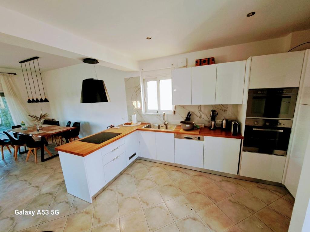Kuchyň nebo kuchyňský kout v ubytování S-EVA RESORT