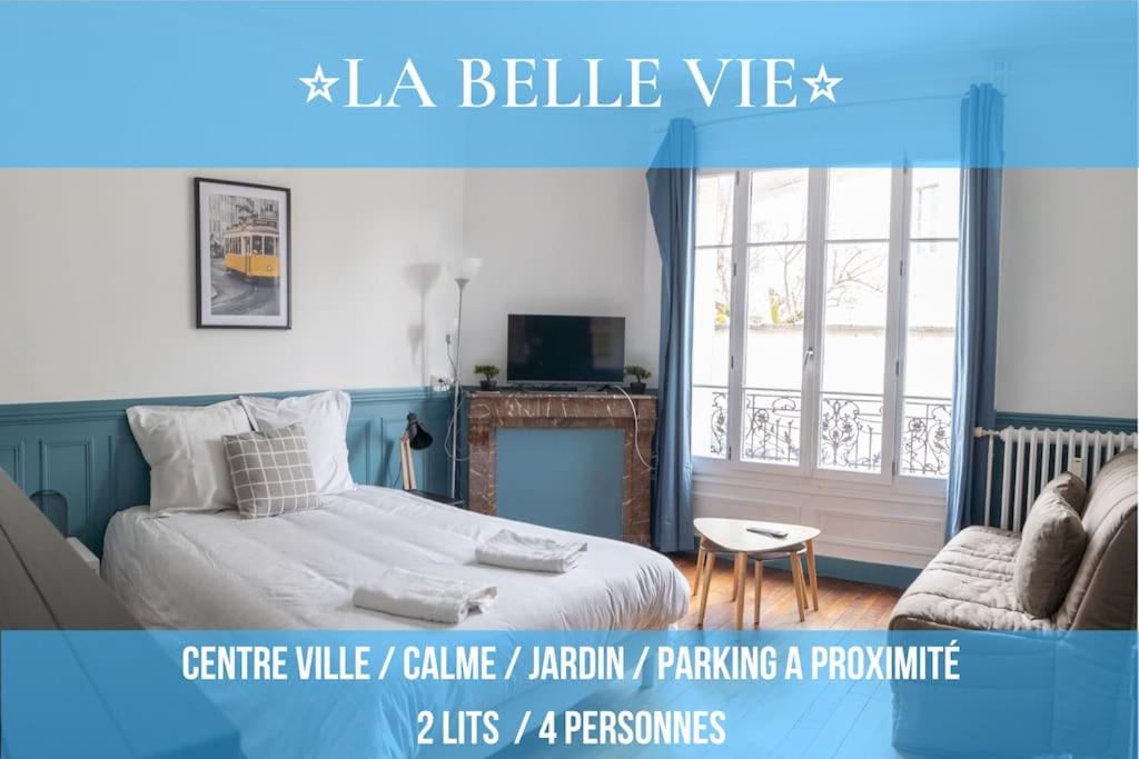 een slaapkamer met een bed en een kamer met een raam bij LA BELLE VIE - Appartement cosy au centre-ville in Auxerre