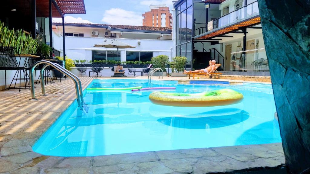 Bazén v ubytování Medellín Vibes Hostel nebo v jeho okolí