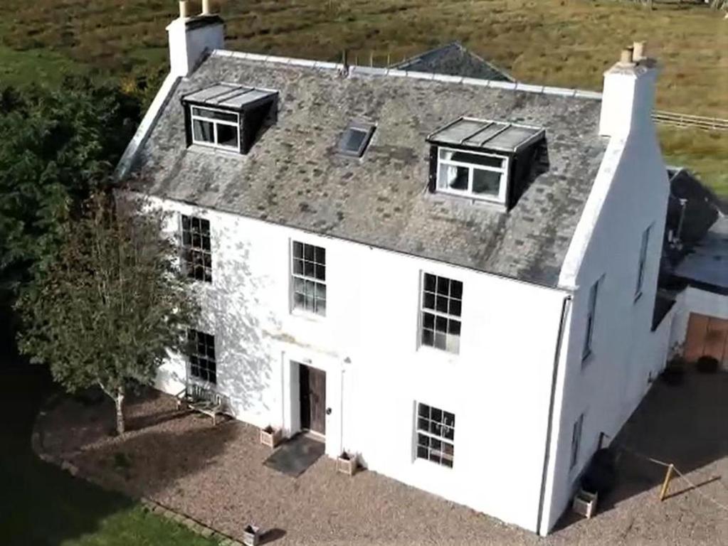 una vista aérea de una casa blanca con 3 ventanas en Pentland Farm House en Kirknewton
