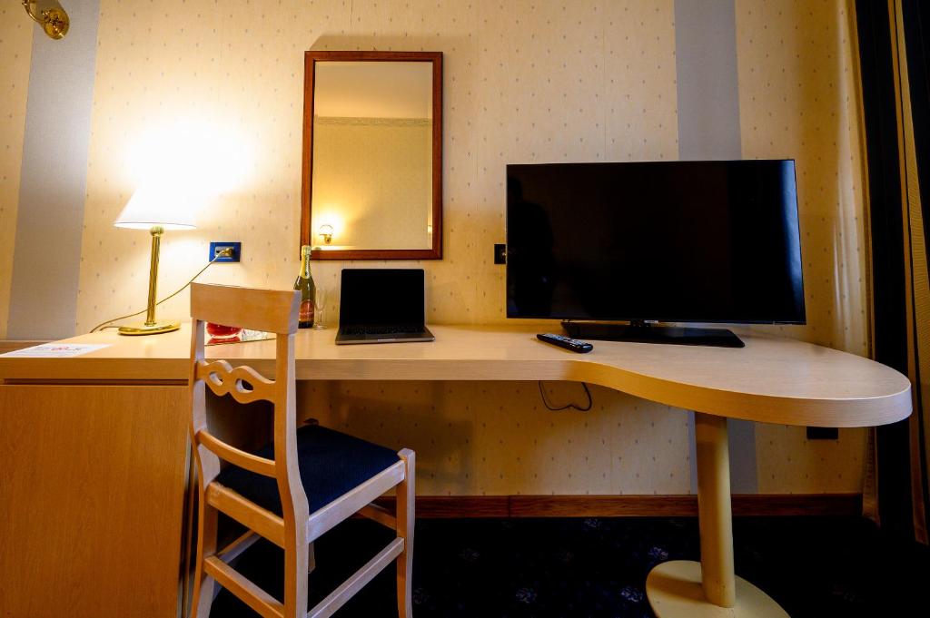 TV a/nebo společenská místnost v ubytování Hotel Torre Di Pratolungo