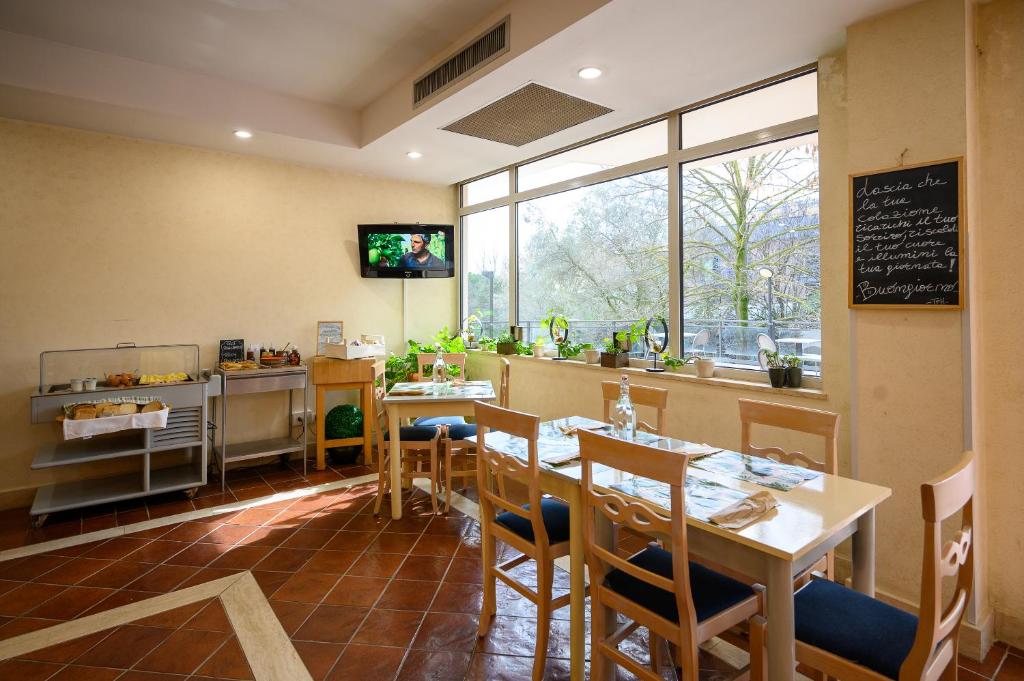 TV a/nebo společenská místnost v ubytování Hotel Torre Di Pratolungo