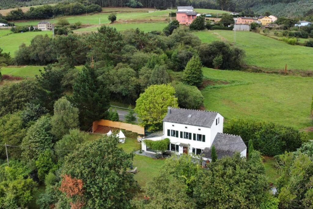 una vista aérea de una casa blanca en un campo en VILLA junto a la Ría del Eo, en CASTROPOL Asturias, en Castropol