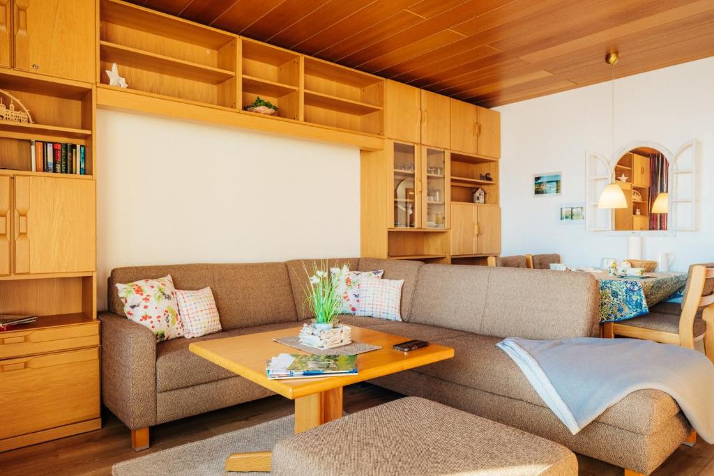 ein Wohnzimmer mit einem Sofa und einem Tisch in der Unterkunft Bergschwalbe St. Andreasberg in Sankt Andreasberg
