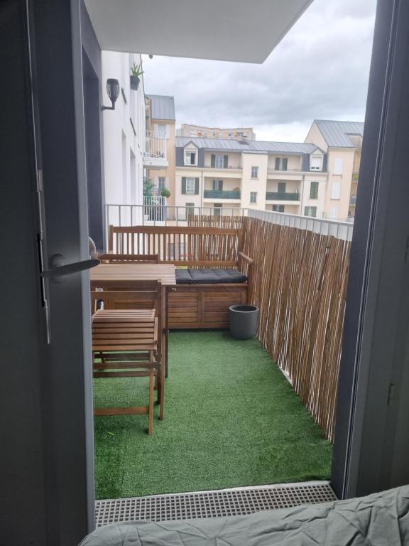 Balkón alebo terasa v ubytovaní Appartement cosy et équipé