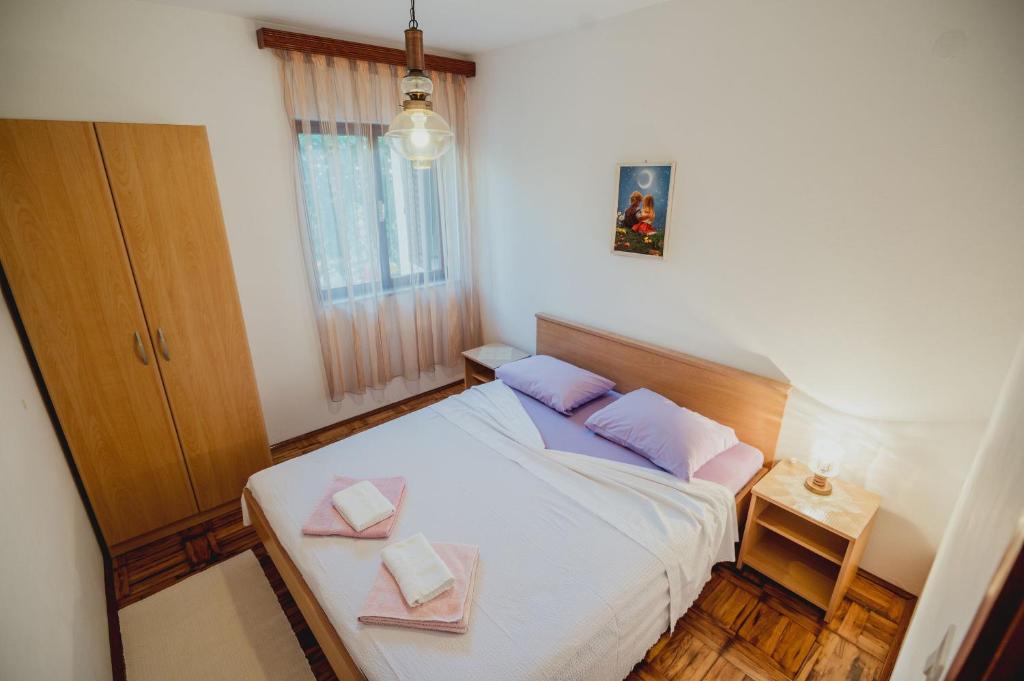 Postel nebo postele na pokoji v ubytování Apartments Antun