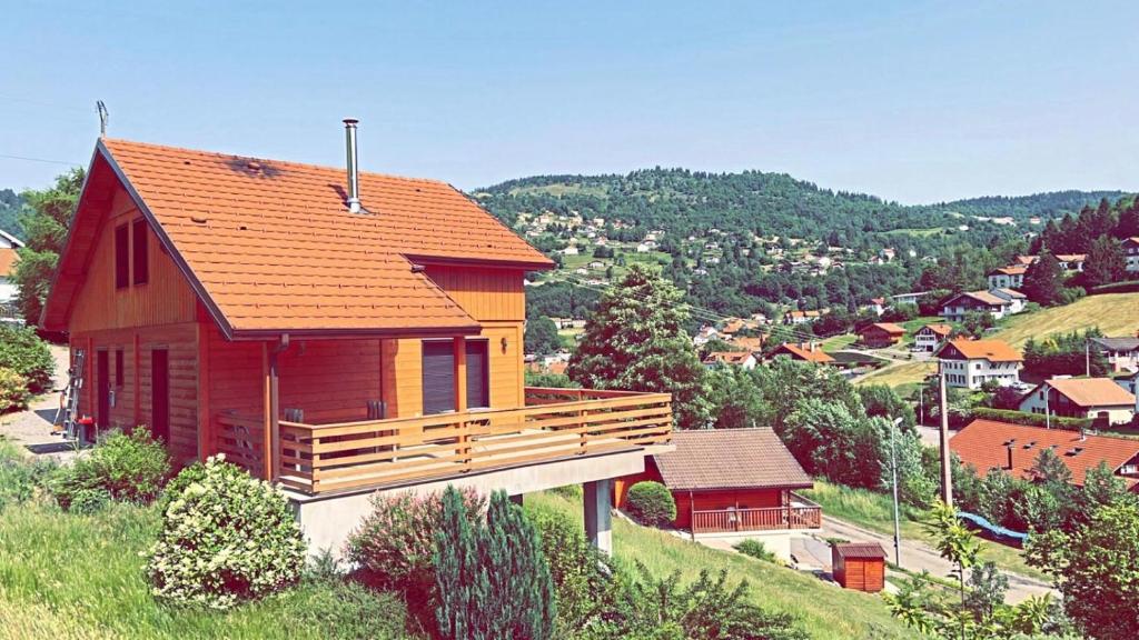 Výhľad na hory alebo výhľad na hory priamo z horskej chaty
