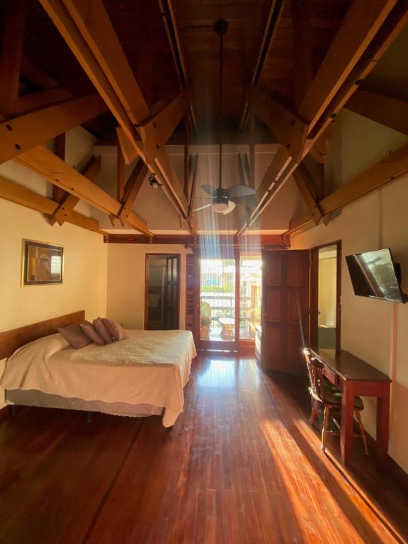 um quarto com uma cama e uma secretária em Casa Mora B&B em Cartago