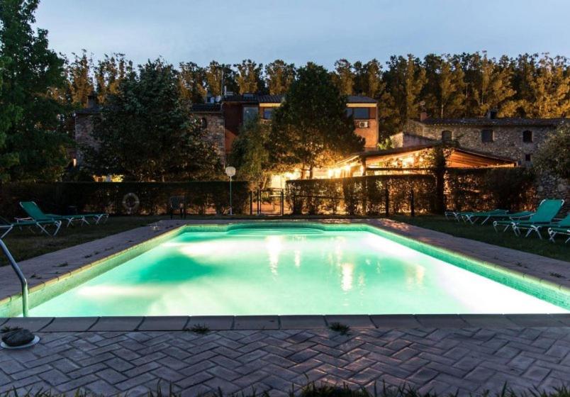 een groot zwembad met bij HOTEL PASTERAL RIU TER in La Cellera de Ter