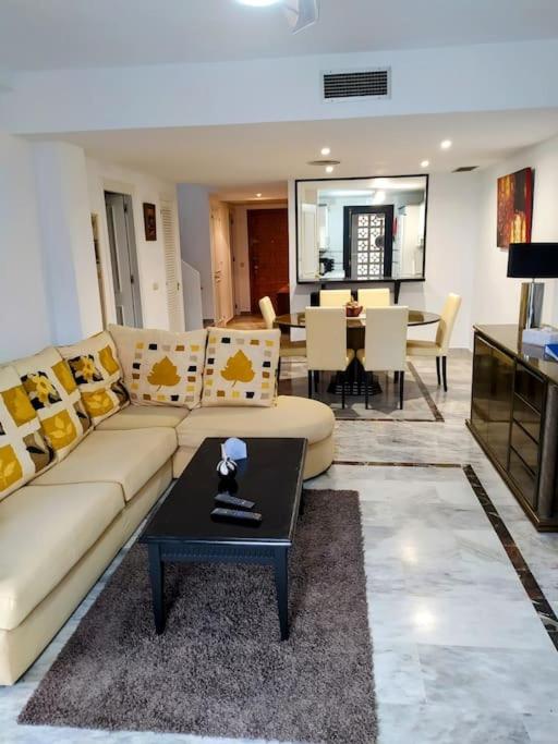 Posedenie v ubytovaní Monte Duquesa - 4 bedroom apt, 3 bathrooms close to Port and Beach, communal pool