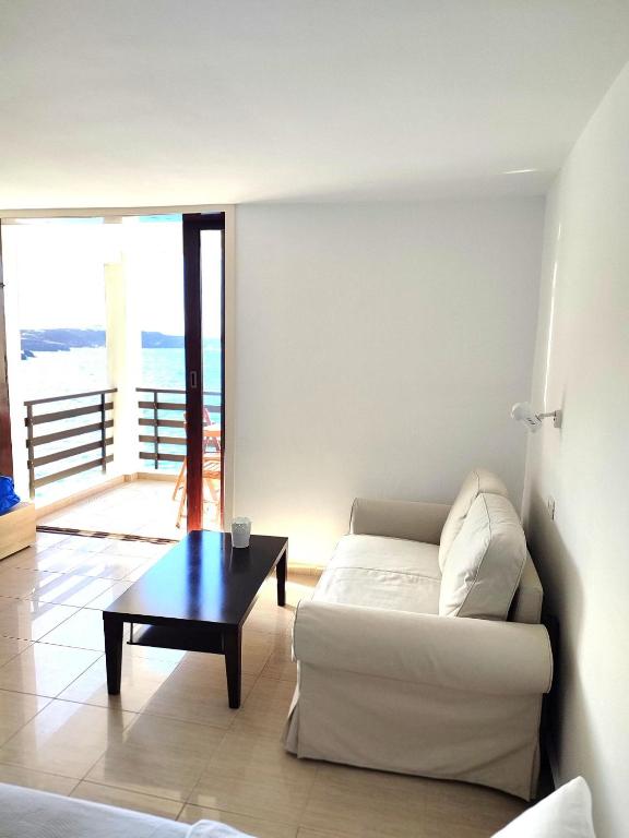 A seating area at Estudio al Mar