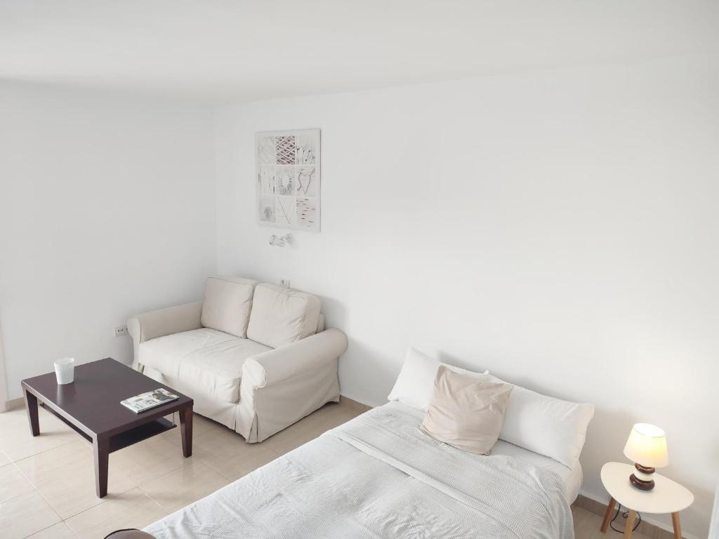 A seating area at Estudio al Mar