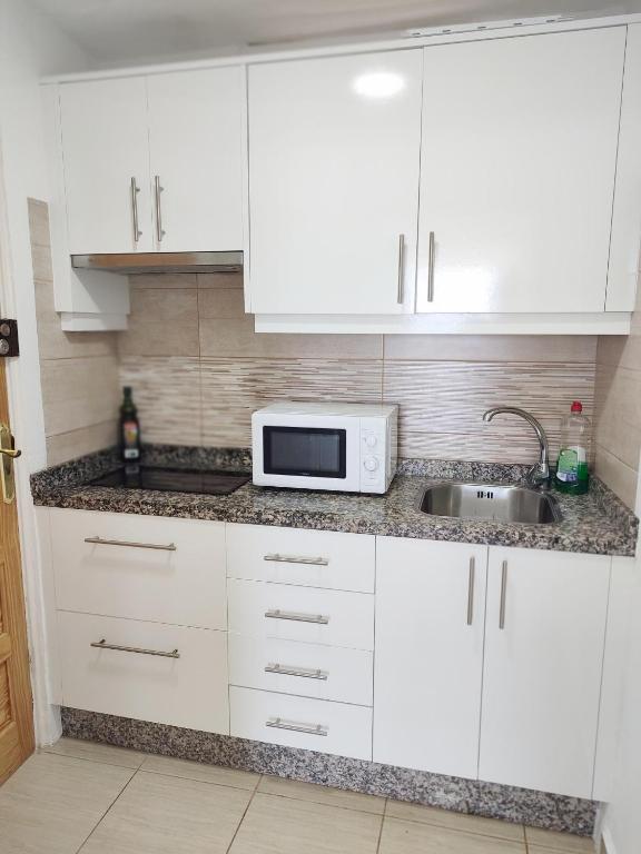 A kitchen or kitchenette at Estudio al Mar